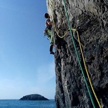 So good to be back in my happy place yesterday, climbing in a t shirt with the sun dancing over the sea and the sound of the waves. 😁🌞

#climbing_pictures_of_instagram #northwales #ifmga
@bellisaholloway  @dmm_wales