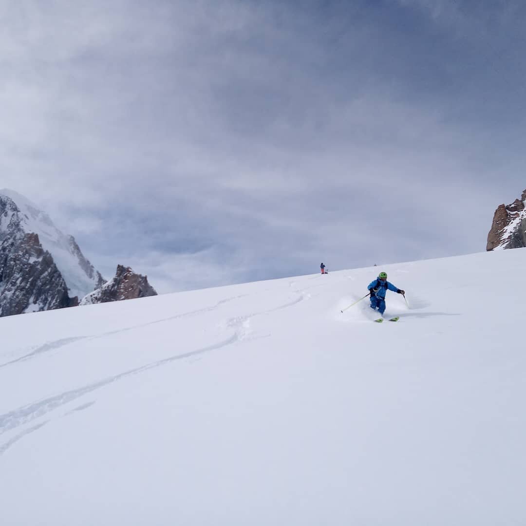 When you ski though deep powder the whole way down the #valleyblanche and see no one else... You know you've had a special run! Thanks to a great team for a great day.

@brit_mt_guides @arcteryx @mountainequipment 
#pow #skiing #Chamonix #ifmga