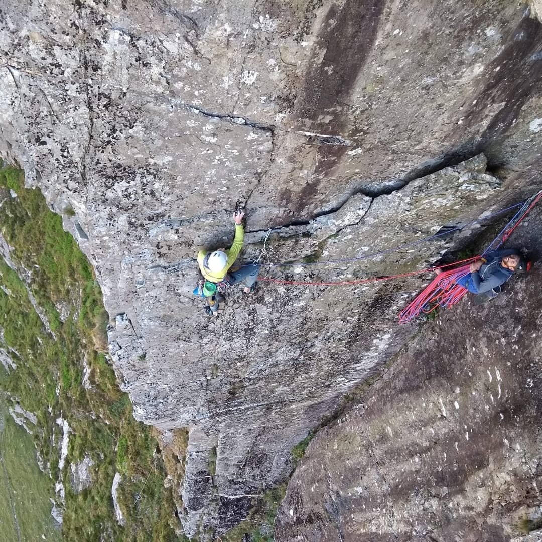 A great angle of @johnorrguiding and myself on the Great Corner last week. Thanks to Callum for the pic.

@dmm_wales @mountainequipment @climbersshop @brit_mt_guides

#climbing_pictures_of_instagram #rockclimbing #sunshine