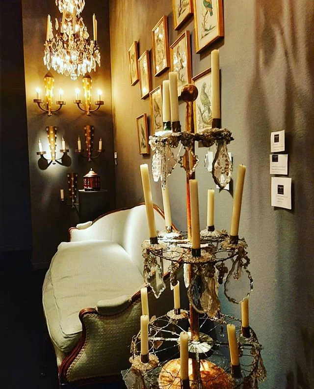 Dette er et gammelt juletre, laget av krystall-slipere for 200 &aring;r siden. De m&aring;tte bruke tre til &aring; fyre med, s&aring; da tok de &laquo;ekstra-krystaller&raquo; og laget juletre. De hadde langt d&aring;rligere r&aring;d enn eierne og 