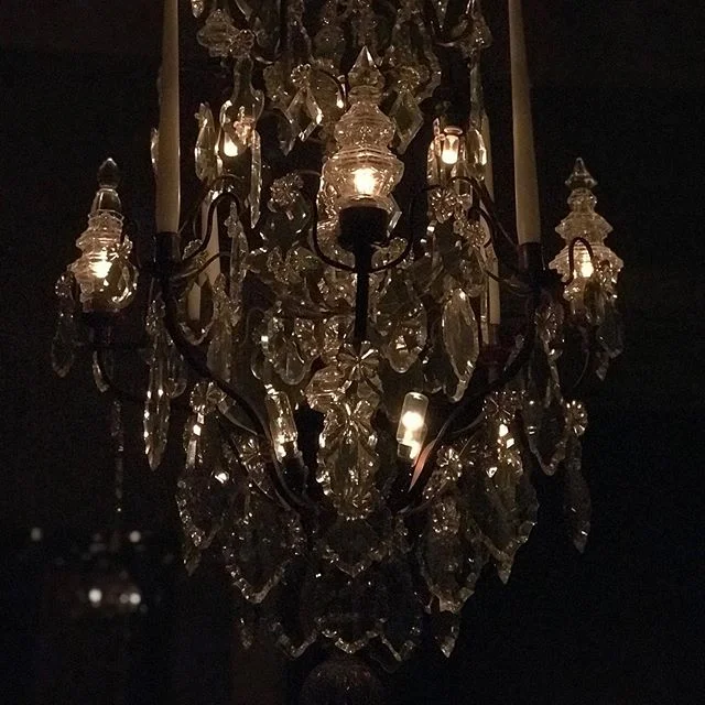 Lyssetting av v&aring;re lysekroner er diskret og vakkert utf&oslash;rt.
.
#lysekroner #belysning #takbelysning #pendel #kj&oslash;kken #spisestue #hall #antikk #krystall #lumiere #chandlier #chandelier #lustre #interi&oslash;r #chandeliers #interi&o