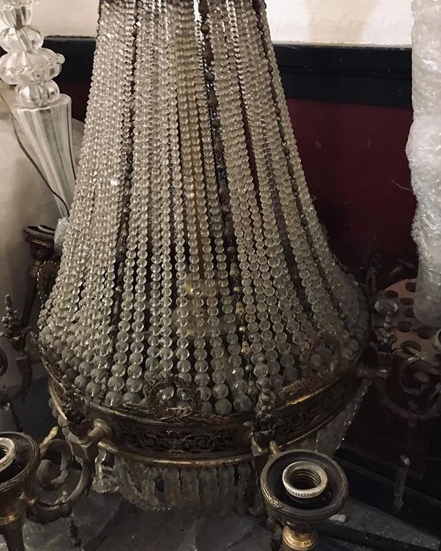 This beautiful chandelier is going to be cleaned and restored - can&rsquo;t wait to see it finished. 💎
.

#lysekroner #belysning #takbelysning #verneverdig #spisestue #antikk #krystall #lumiere #chandlier #chandelier #lustre #interi&oslash;r #chande