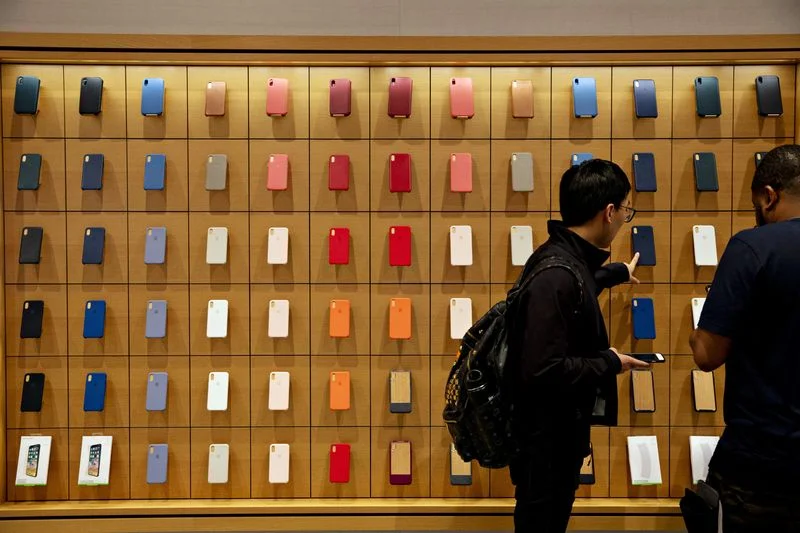 Customers browse Apple phone cases in Chicago. Photographer: Daniel Acker/Bloomberg