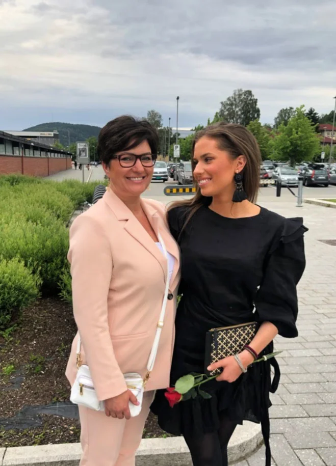Mamsen gliser trill rundt…..burde kunne redigere smilet litt ned haha