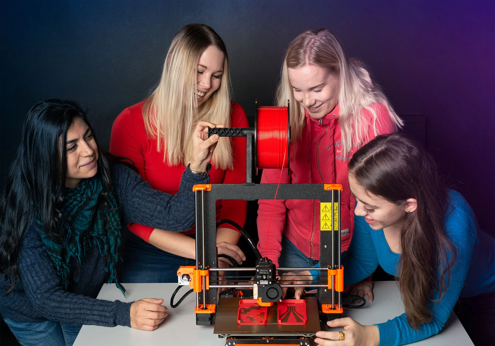 Tytöt 3D-tulostuksen työpajassa