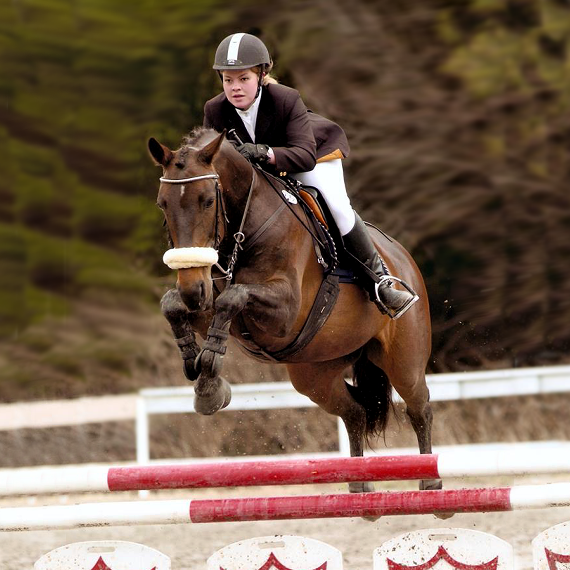 Ride og køyresport Anja hopper Kvadrat v4 .png