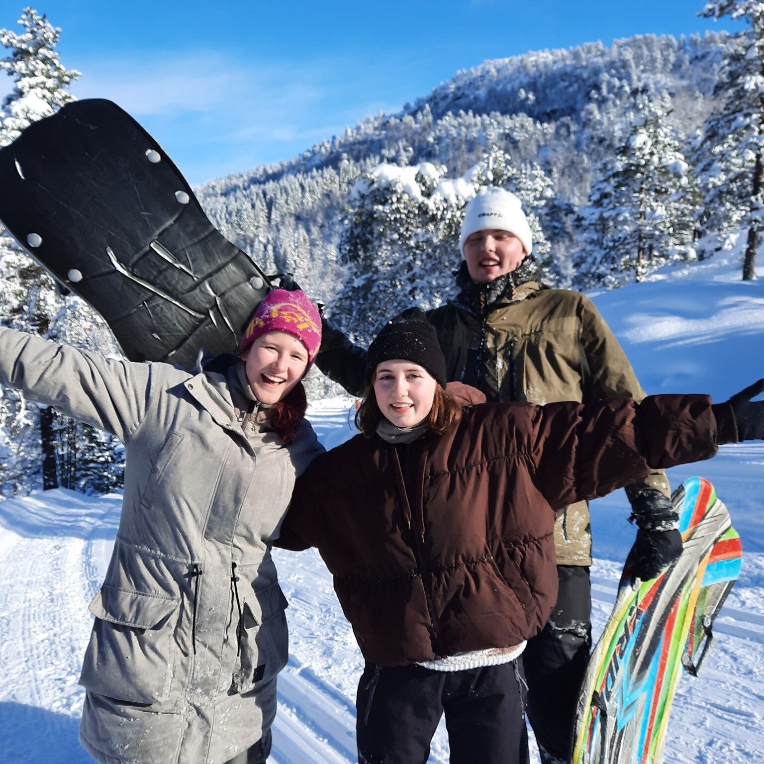 Sn&oslash;leik i Stigedalen! 🌞
Vinteren kom tilbake med sol! Vi satt alt anna p&aring; pause og kom oss ut i skogen!🤩
#fjordanefhs #fhsliv #skapdittbeste&aring;r #folkeh&oslash;gskole #frilyntfolkeh&oslash;gskole #vinter #nordfjordeid @folkehogskol