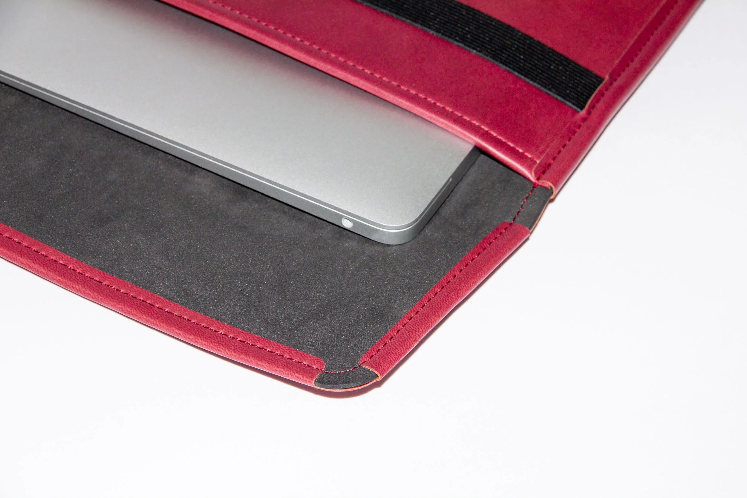POWCH_Laptop-Sleeves_Switzerland_Final_8.jpg