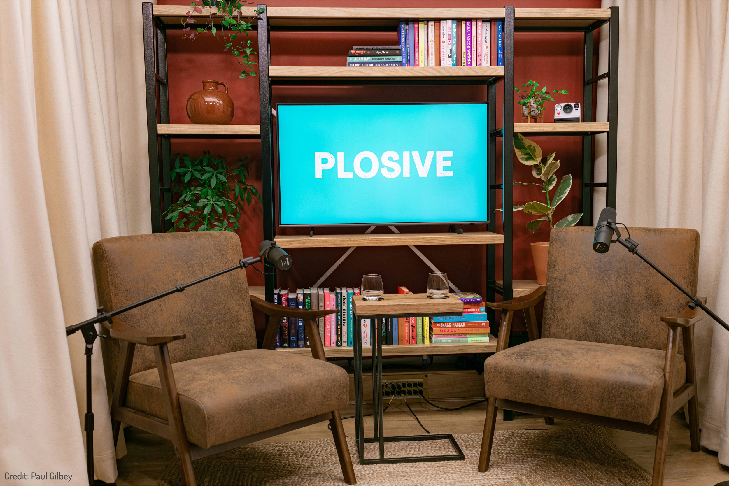  Podcast studio for Plosive, with SM7 microphones and adjustable backdrop 