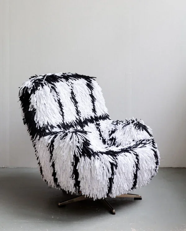 tuulapoyhonen_ryijy_chair_atfirstblush_billnas_lokalhelsinki2026-2-600x744.webp