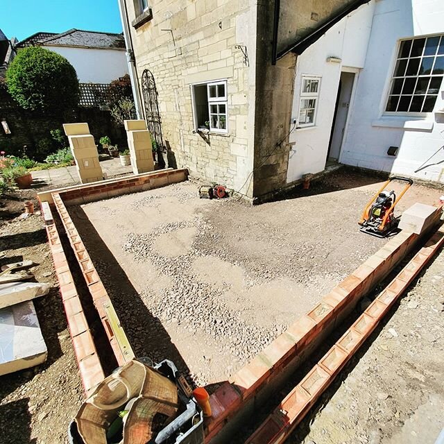 Productive second week on our extension in Corsham. Oversite complete and ready for block laying next week. Excited to lay the Bath Stone blocks from @vobsterarchitectural 👍🔥. For anyone interested the oversite construction consisted of 100mm hardc