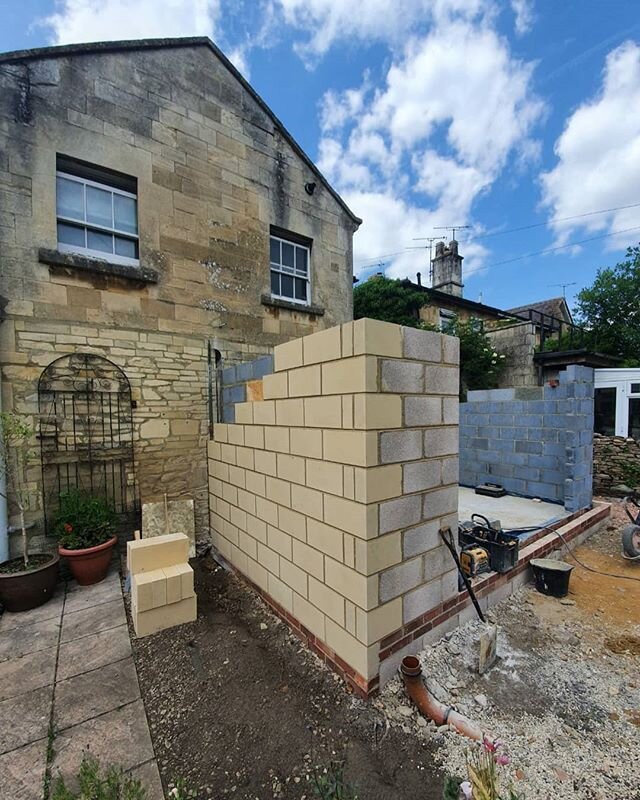 Busy day again setting out on the Bath stone blocks from @vobsterarchitectural Our clients are going for #anthracite #grey aluminium #bifolds and #cedar #cladding to the front elevation and these stone blocks to the other elevations 🔥👌 #opconstruct