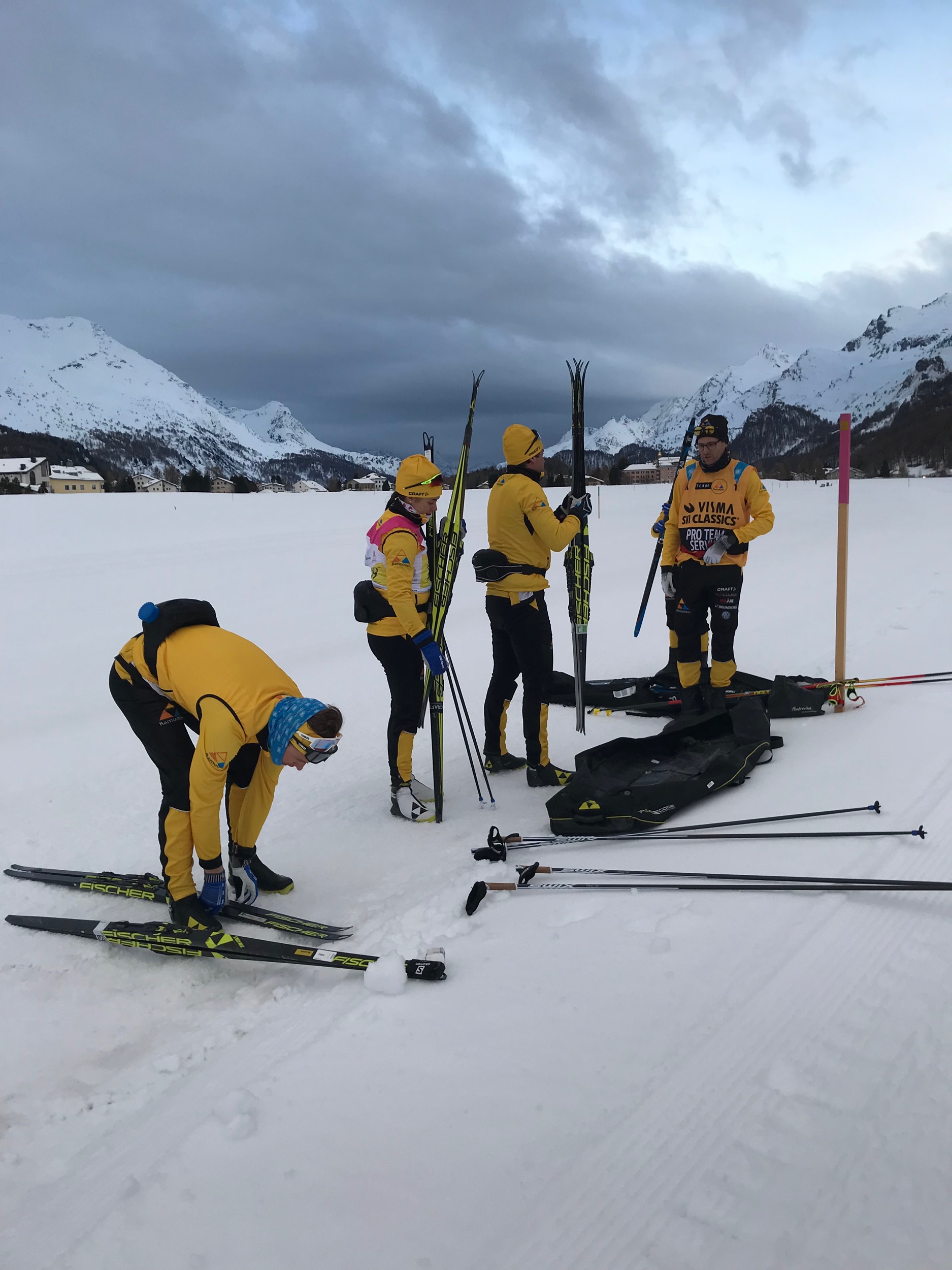 Taggat gäng före start på Engadin Ski Maraton.