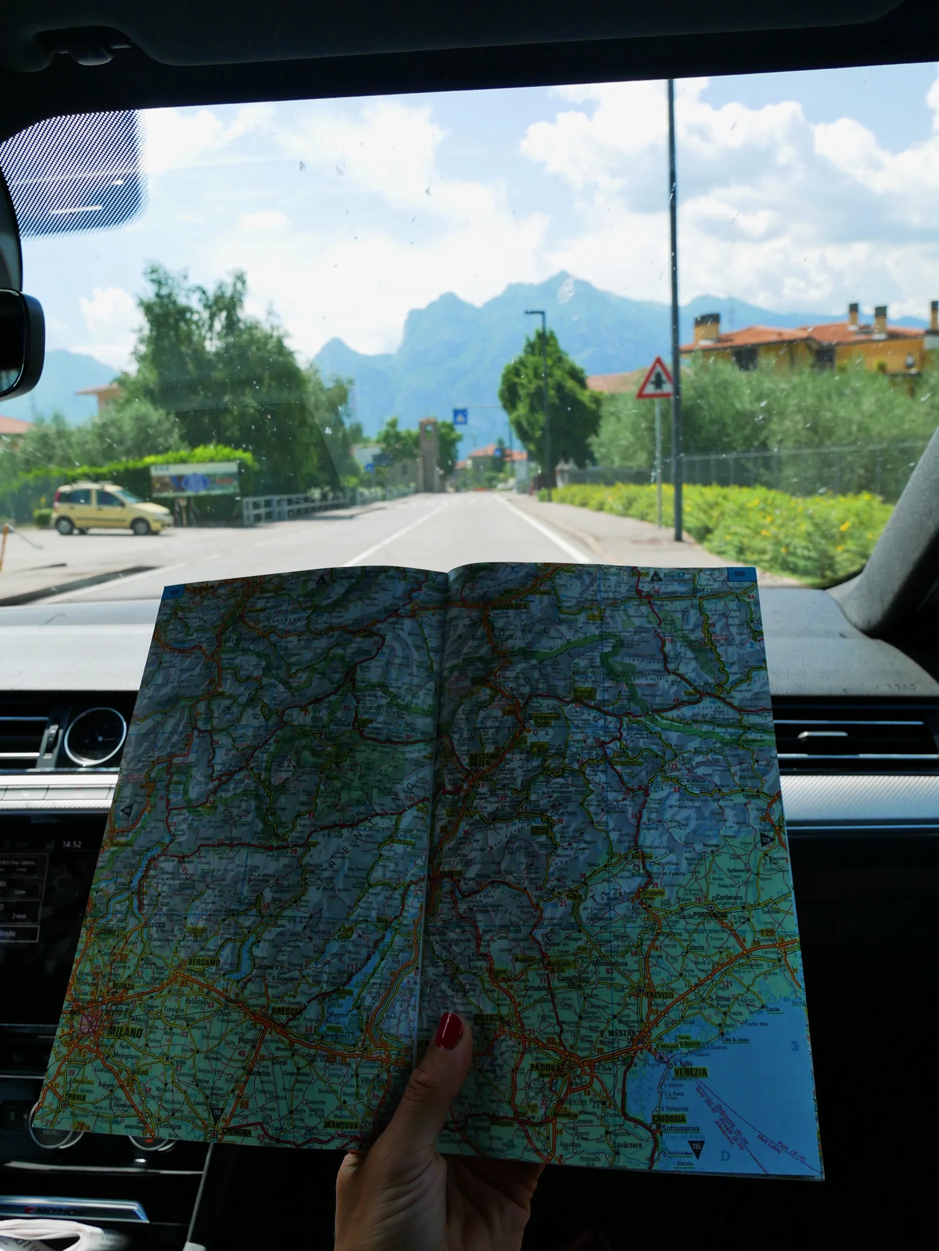 Emil fick en kartbok av en bekant och kunde absolut INTE låta bli att ta med den…