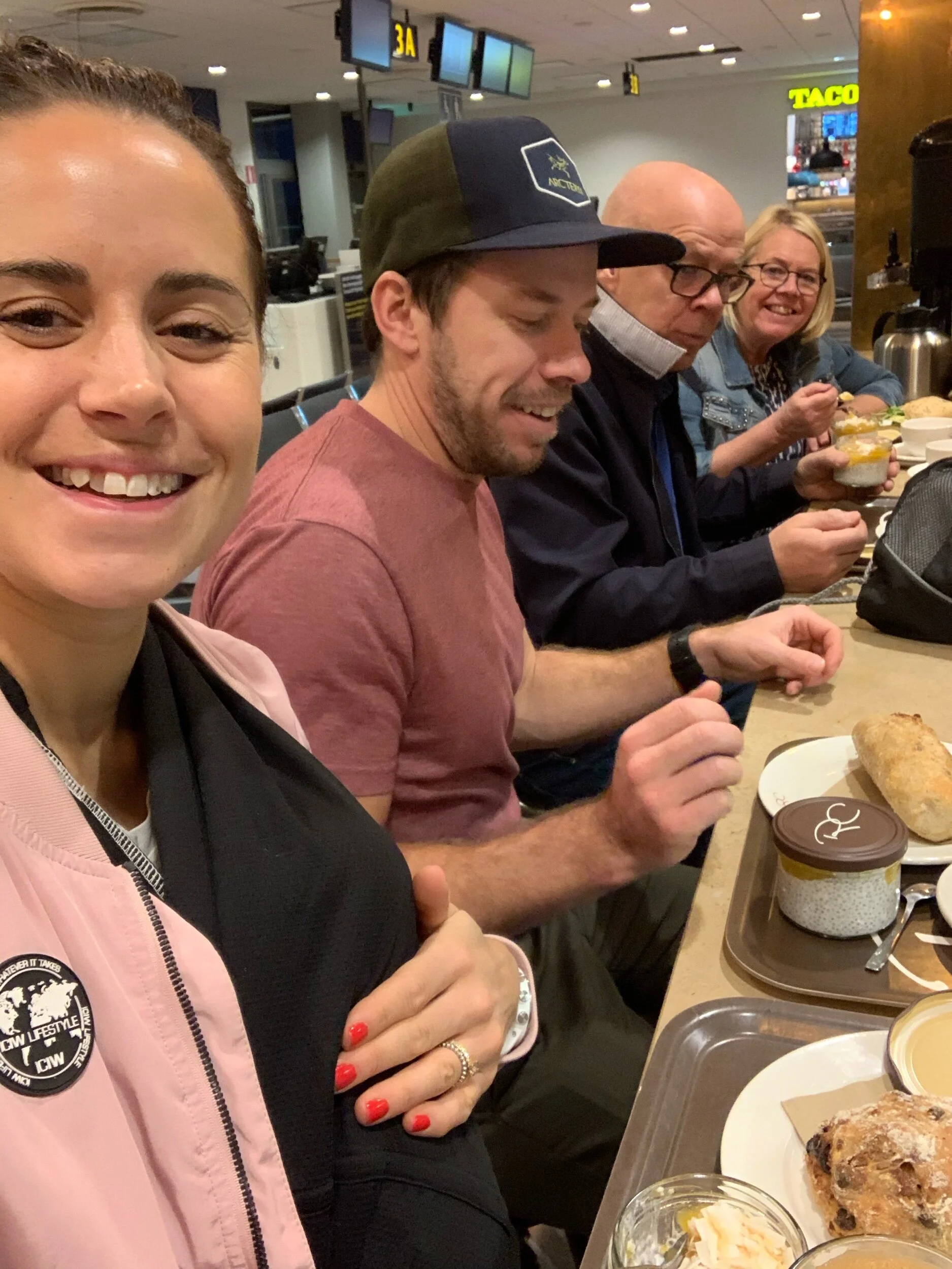 Harry bara hänger på - bokstavligt talat - i en färdig knuten sjal, så har man händer fria & han lite skyddad. Perfekt kombo!