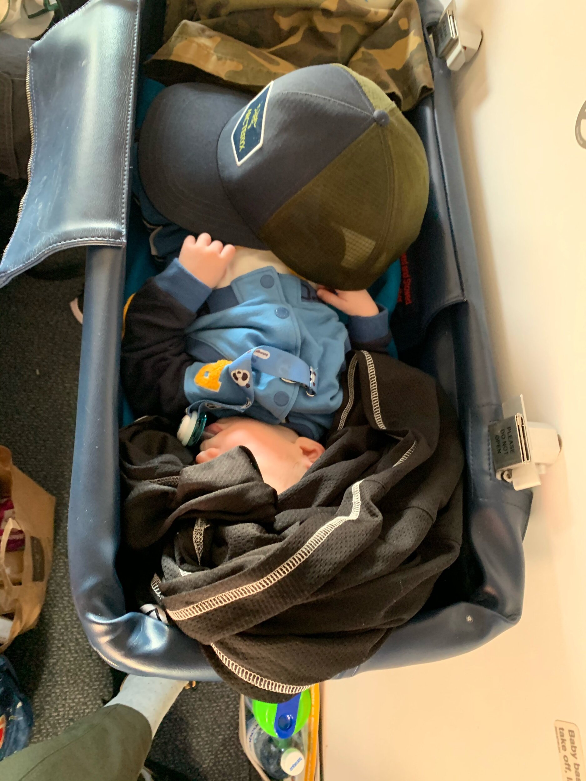 … sen fick vi sitta på första raden och fick denna ”vagga” som han kunde sova i på resan!