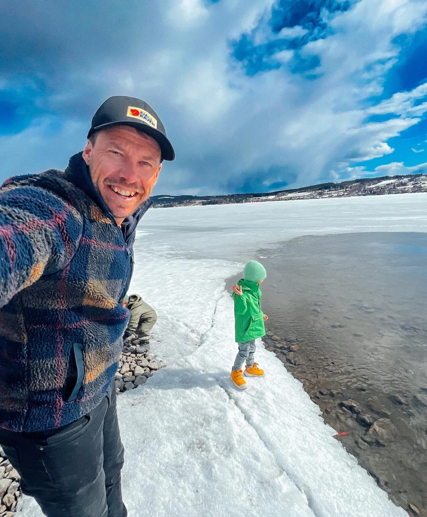 &Auml;ntligen b&ouml;rjar isarna sm&auml;lta s&aring; vi kan plocka upp familjens favvo hobby igen🤩 🪨🌊 #kastastenisj&ouml;n