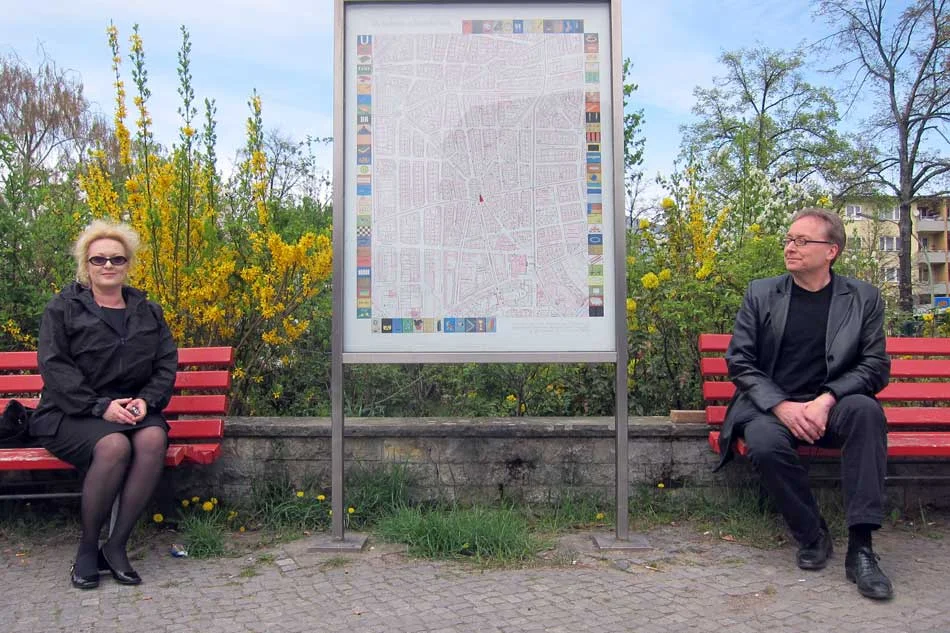 Renata Stih et Frieder Schnock avec une carte de leur projet «Places of Remembrance,» Schöneberg, Berlin, 2013.