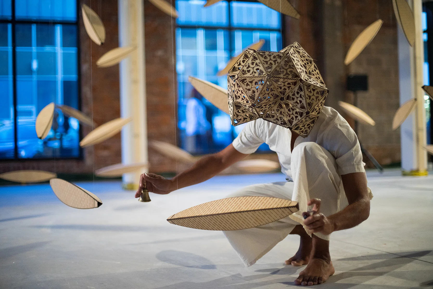 Charles Campbell, “Actor Boy: Travels in Birdsong,” 2017. Installation et performance. Photo: Oakar Myint.