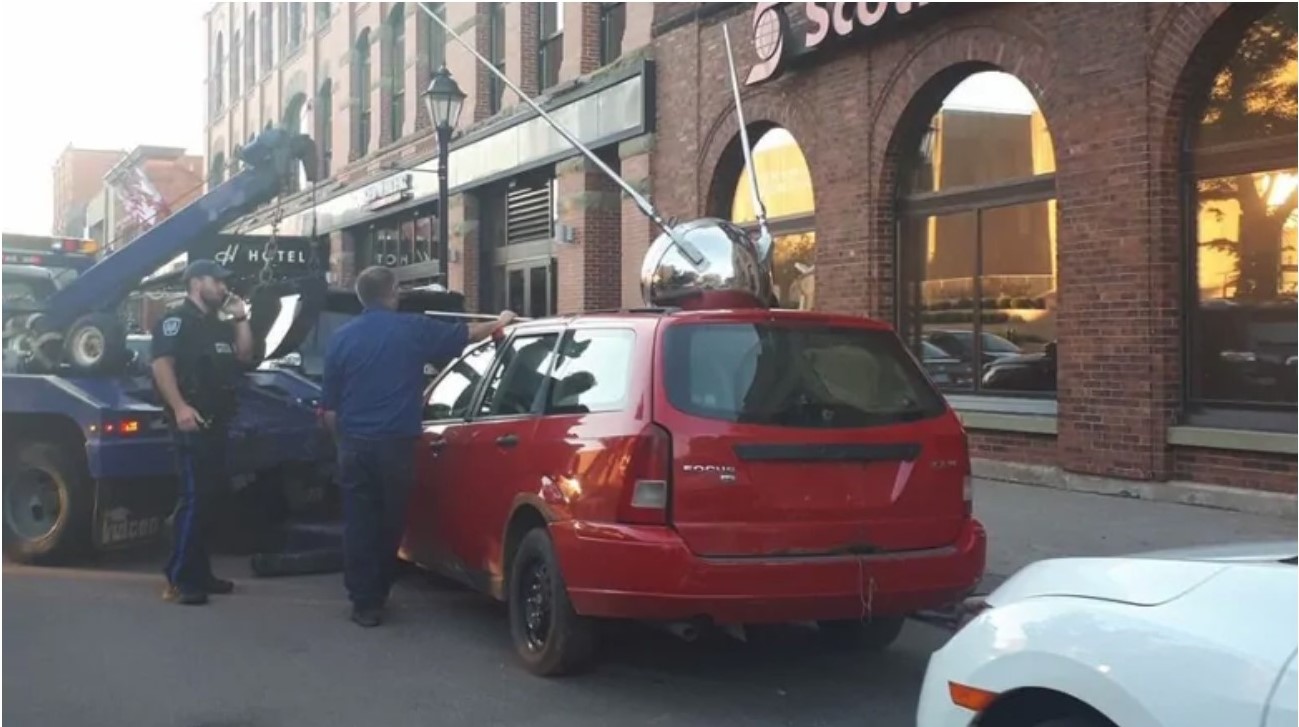 Sputnik Returned 2 a failli être remorqué par les autorités locales avant que Becka Viau puisse expliquer qu’il s’agissait d’une œuvre d’art! Photo: CBC News, photo soumise par Daniel Larter.