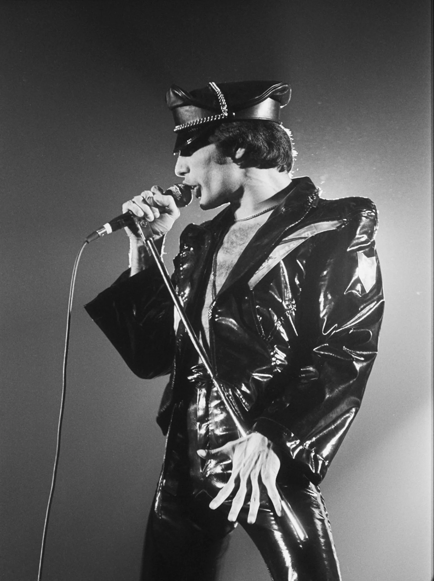 Freddie Mercury — Majik Bus Entertainment