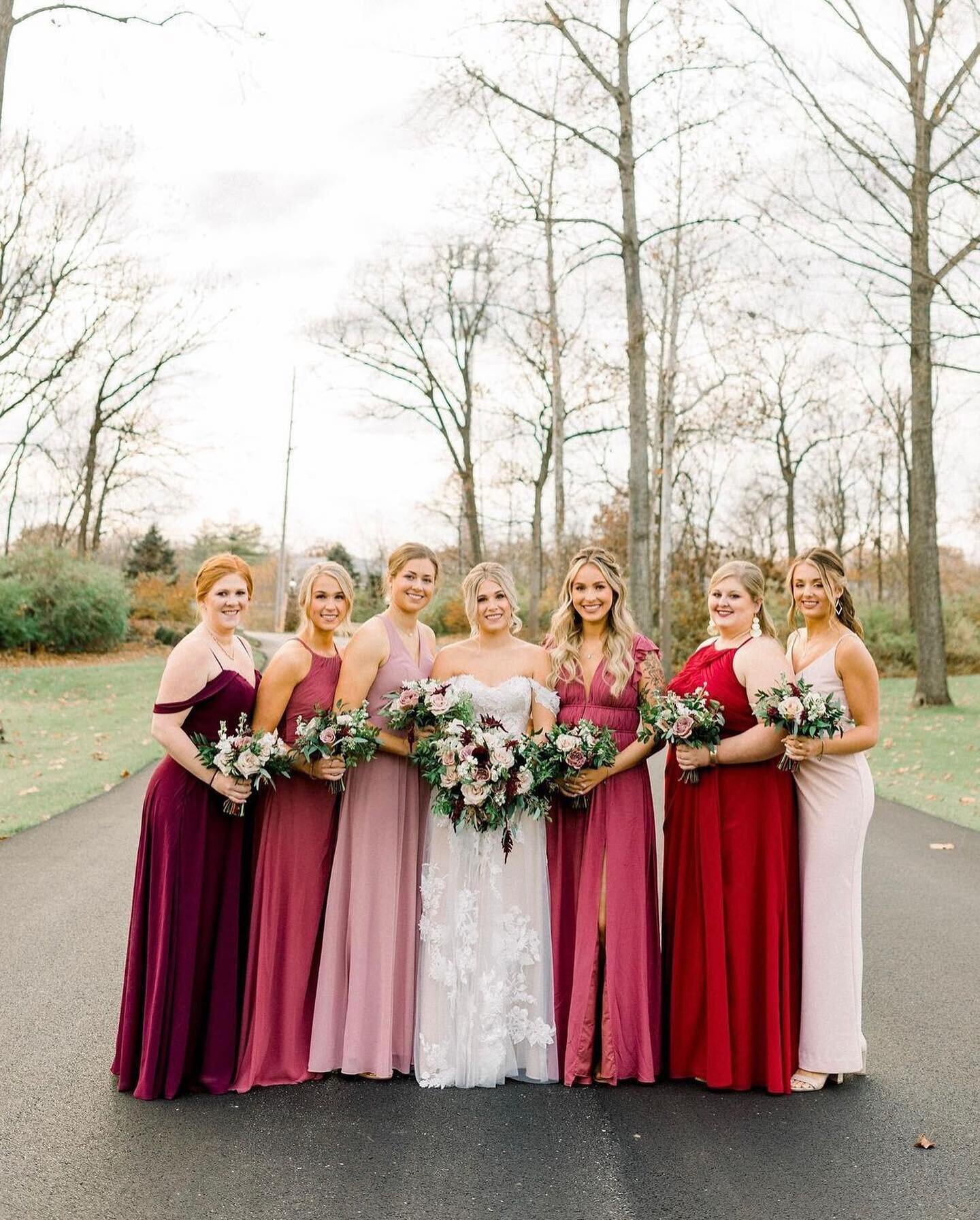 Today we&rsquo;re talking bridal party size. 💐Did you know that personal flowers alone (bouquets, boutonni&egrave;res, etc.) eat up around $1,500-$2,500 of the average floral budget? It&rsquo;s definitely something to consider when deciding who will