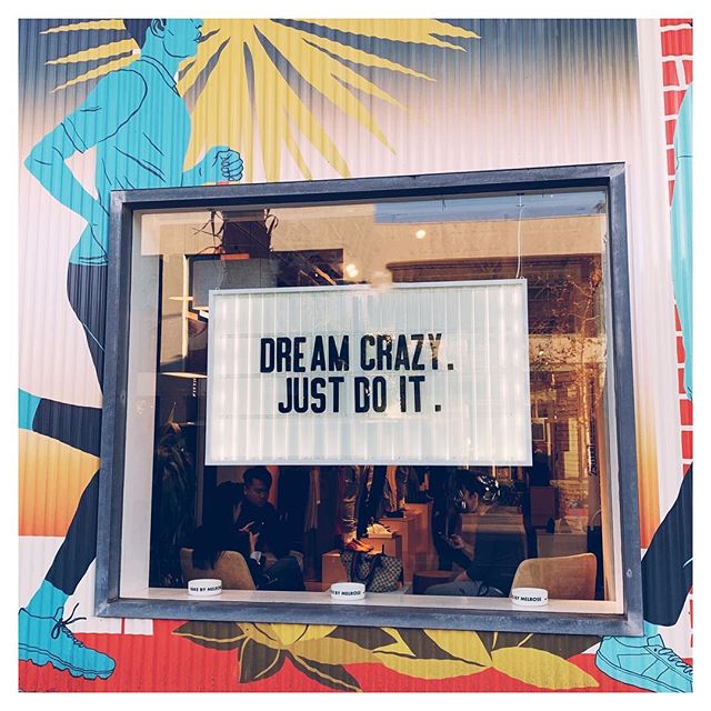 Friday fri YAY! Fun little message to kick off your weekend, courtesy of the @nike pop up store on Melrose in WeHo 🙌😁👍🏃&zwj;♀️
.
.
.
#nike #melroseavenue #justdoit✔️ #dreamersanddoers #weho #creativechics #inspiredwomen #inspiredwomen #dontquityo