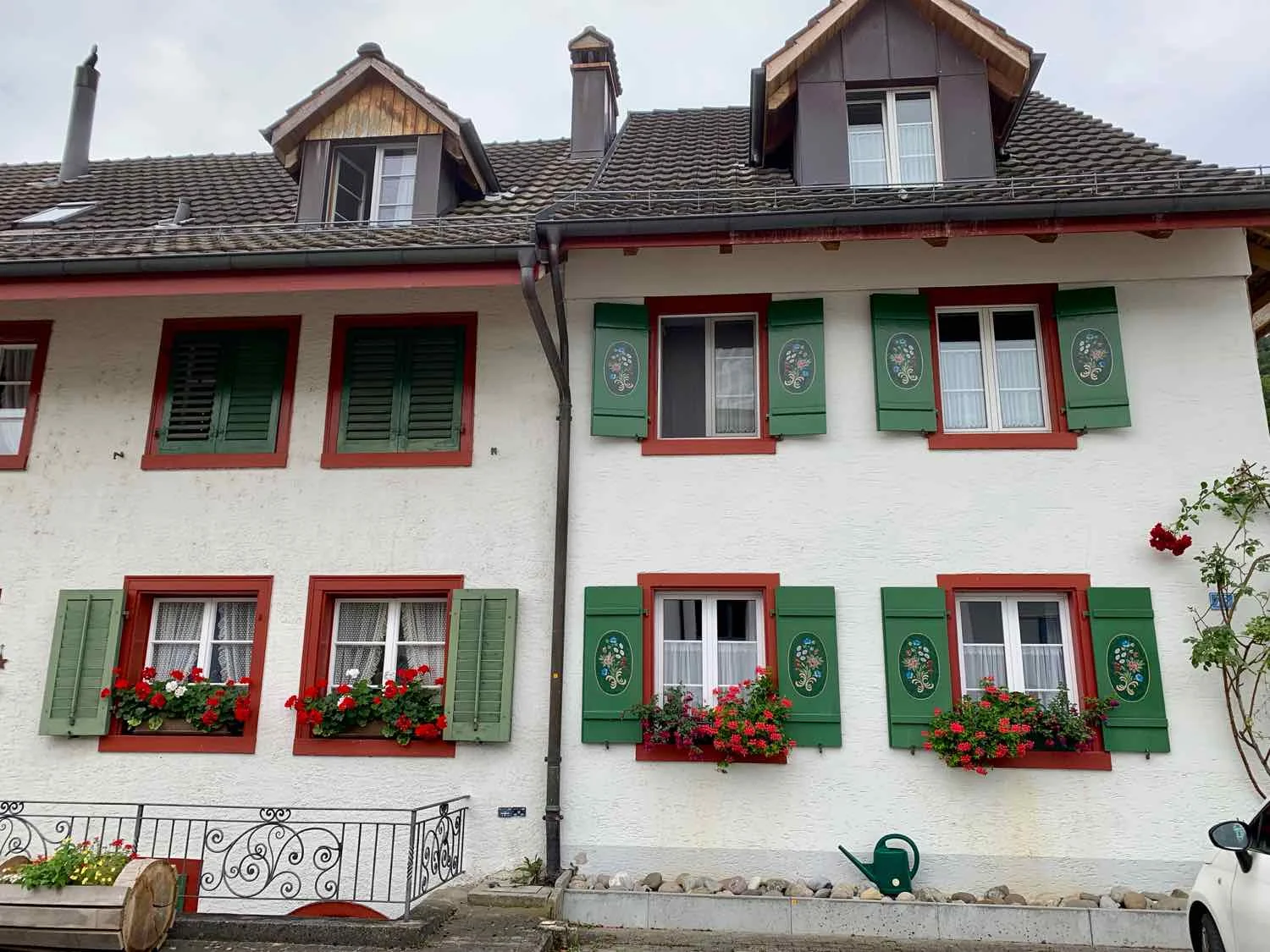 Delicately-painted shutters, Tössriederen