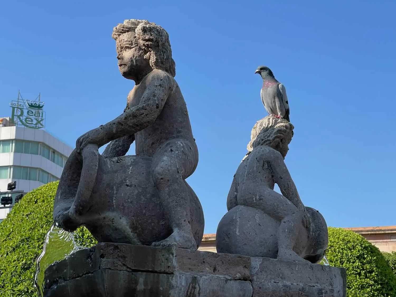 Statue in the Plaza Principál