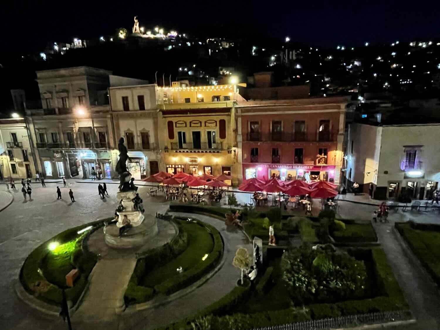 Plaza de la Paz at night
