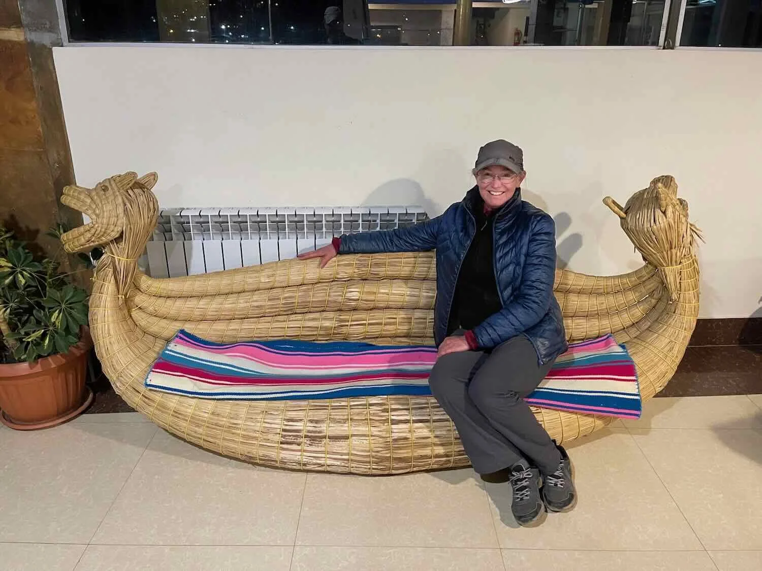 Benches made from totora reeds were common. The traditional method bundles reeds together to make furniture and other solid structures.
