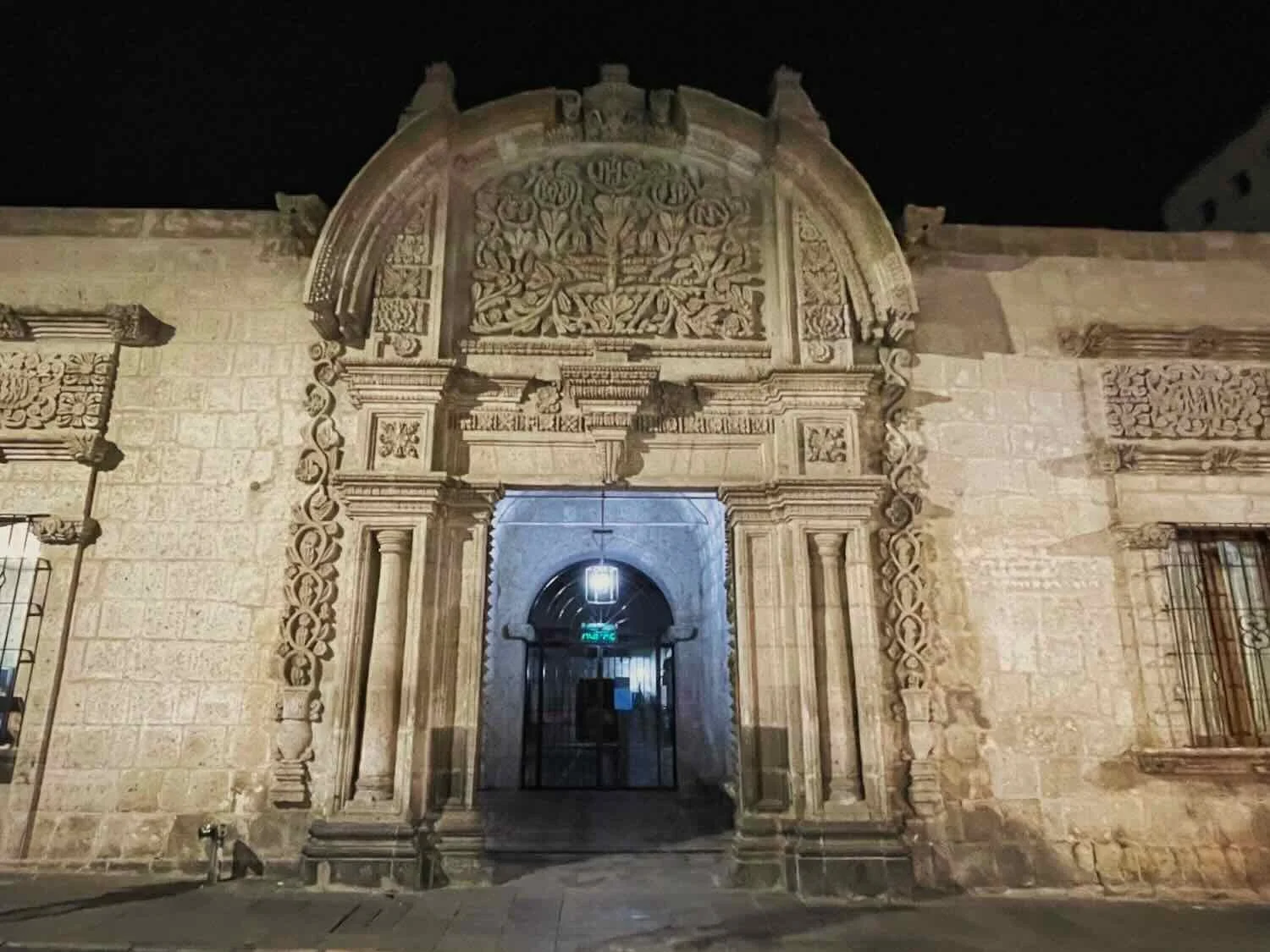 Baroque entryway to the Tristán del Pozo Gallery