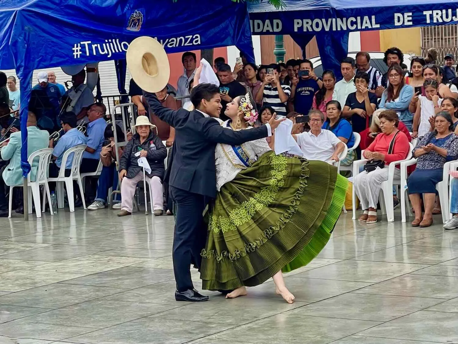 Marinera is a "romantic" dance, with a lot of face-to-face close-ups