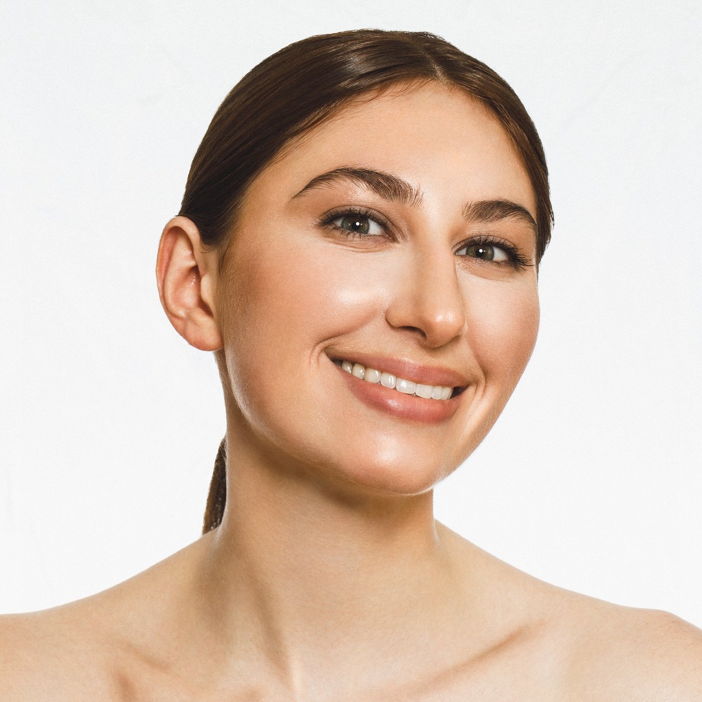 The 28 Days of Beauty Project from @laughingbrujaphoto what a warm set and invitation to use my voice! My advice is: if the room doesn&rsquo;t like you, walk into a room that does. 💛
.
.
hmu: @carolinemerejo
#nycmodel #beautymodel #cleangirlaestheti