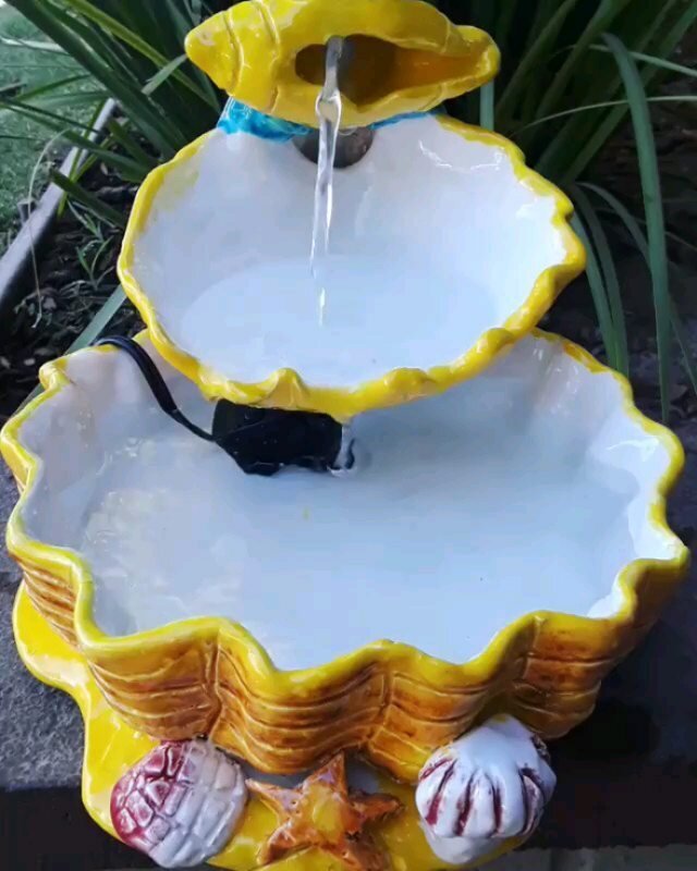 We're back in the ceramics studio and big things are happening! Check out this awesome shell table fountain by Jemel! It's so cute and perfect for summer decoration!
.
 Sara made this incredible steampunk vase with cool 3D gears!
.
✨🦊 Christina Ande