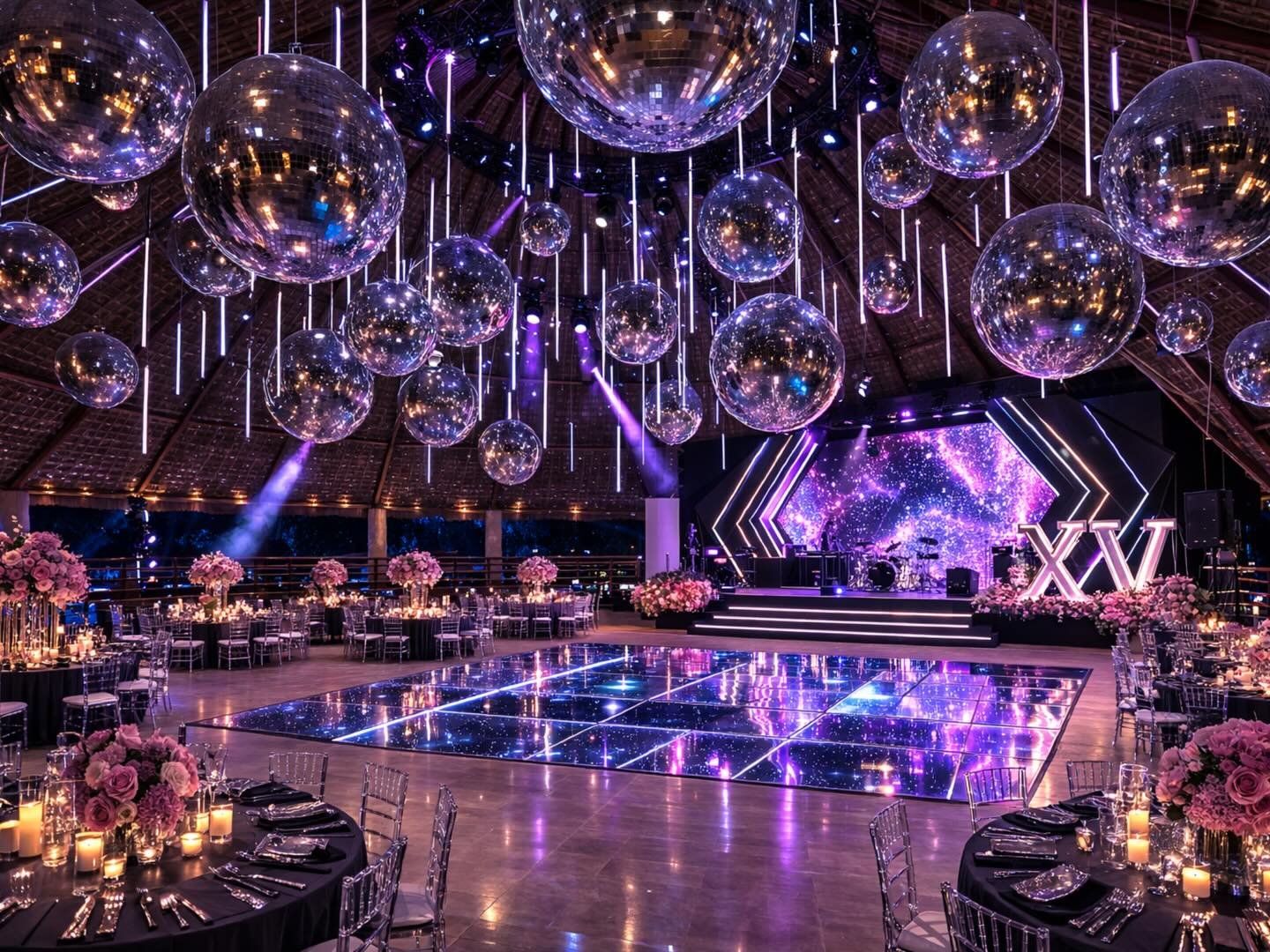 ✨ I N O L V I D A B L E S

As&iacute; se viven los XV a&ntilde;os en Ixtul.

Nuestra gran palapa se transforma y se enaltece con una espectacular decoraci&oacute;n moderna:
esferas flotantes, luces de ne&oacute;n y una pista que parece un universo de