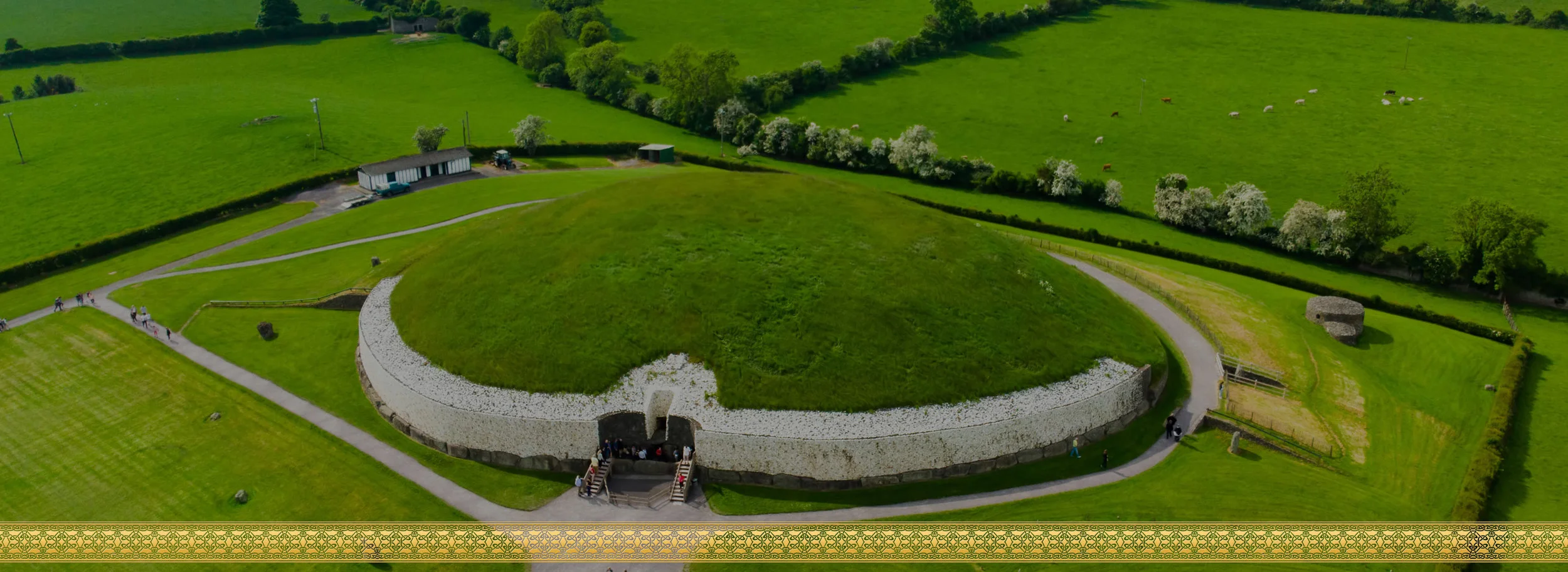 Newgrange 2 with ribbon.jpg
