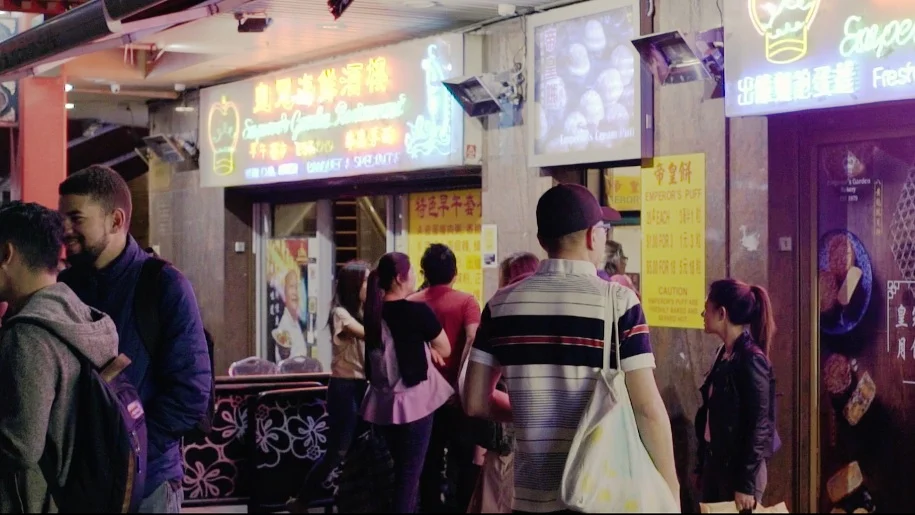 慢走 WALK SLOWLY | ChinatownA slow walk through the neon bathed streets of chinatown…