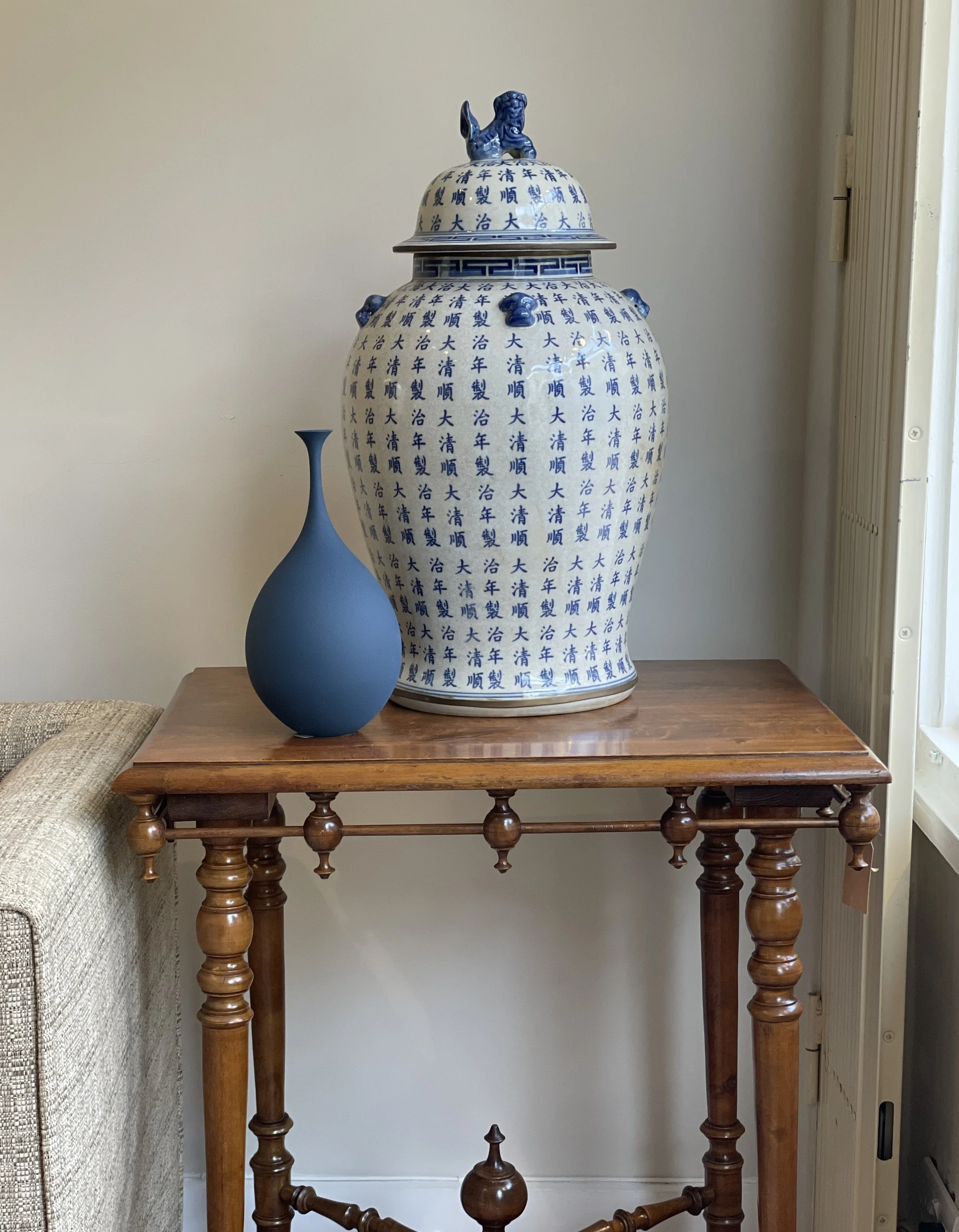 CHINESE LIDDED LARGE PORCELAIN JAR.