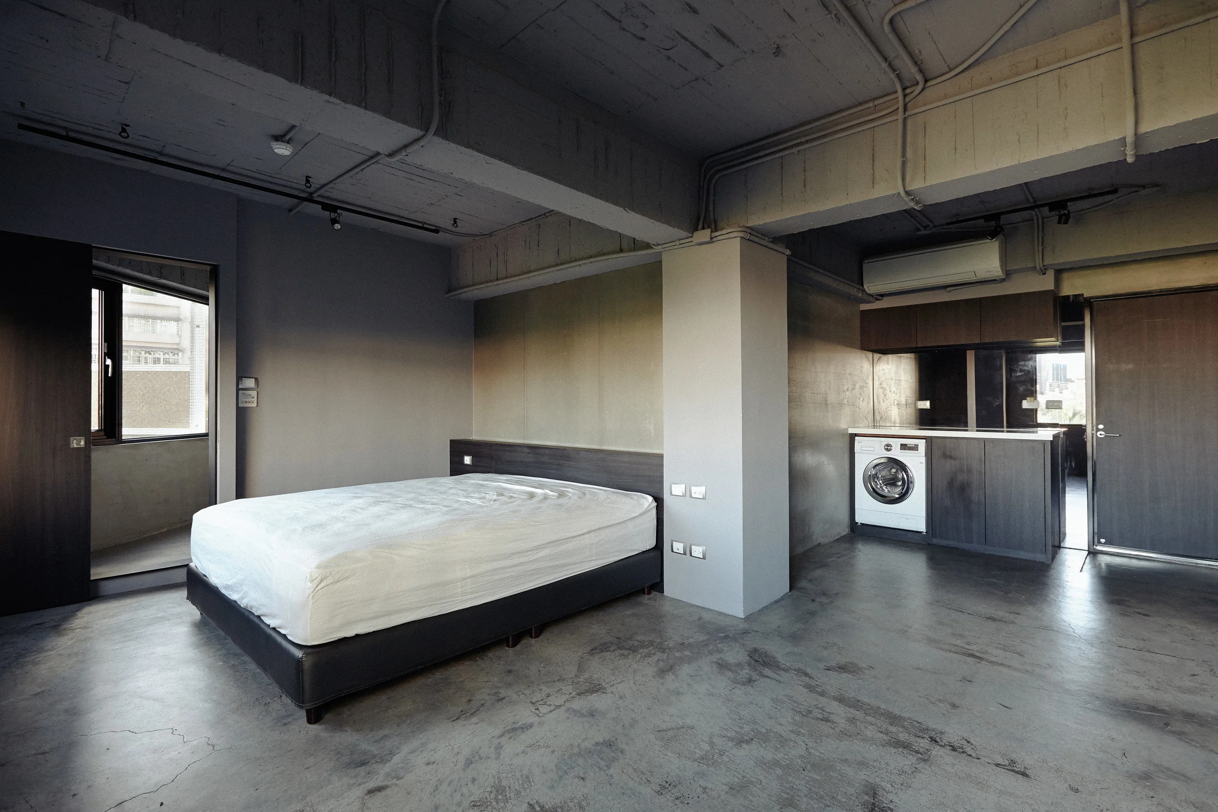 入住前的房間 只有基本擺設,其餘家具由入住旅客自行挑選,實驗「設計物件取代風格布置」的空間策略。