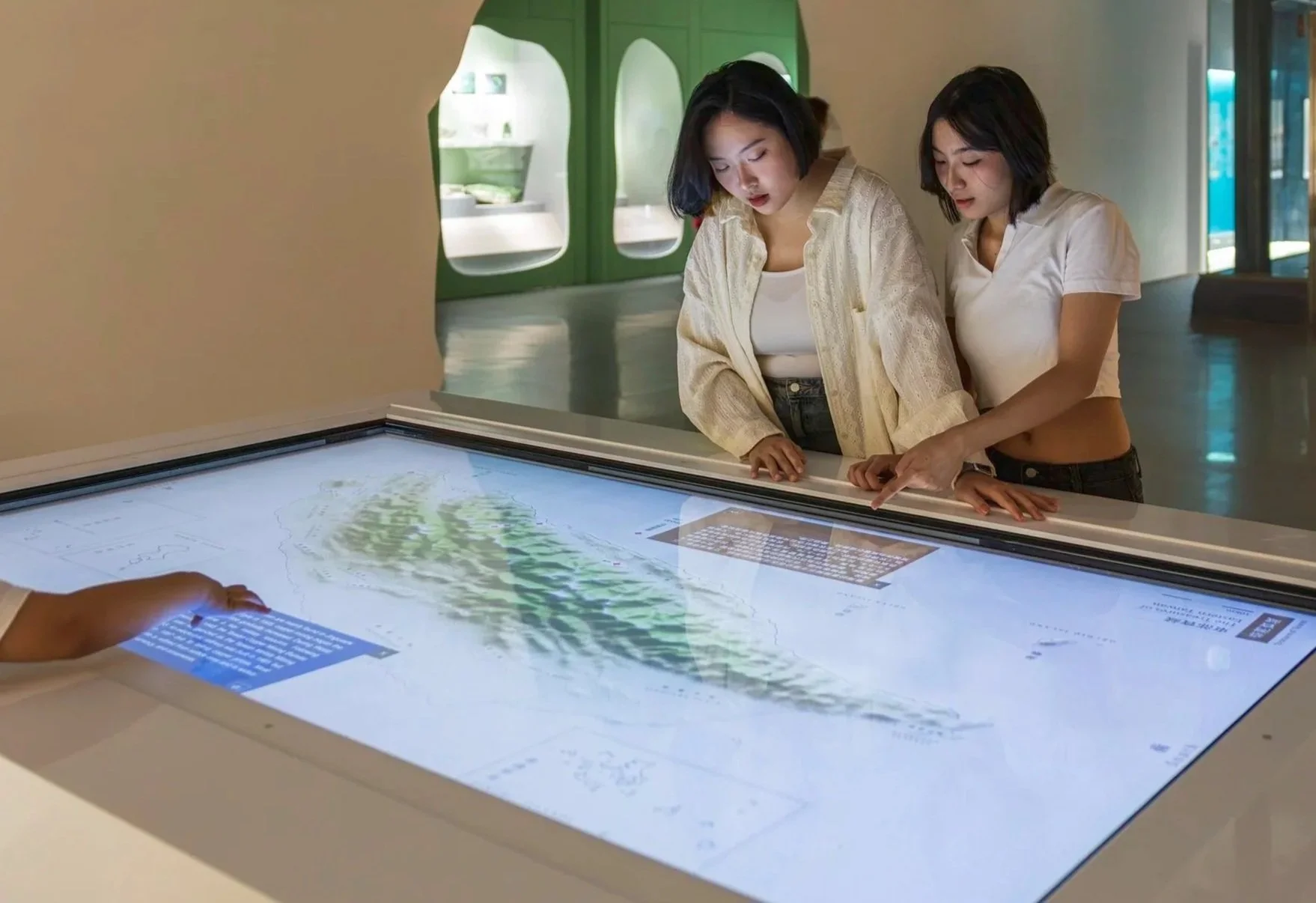 大地瑰寶：多媒體互動展示