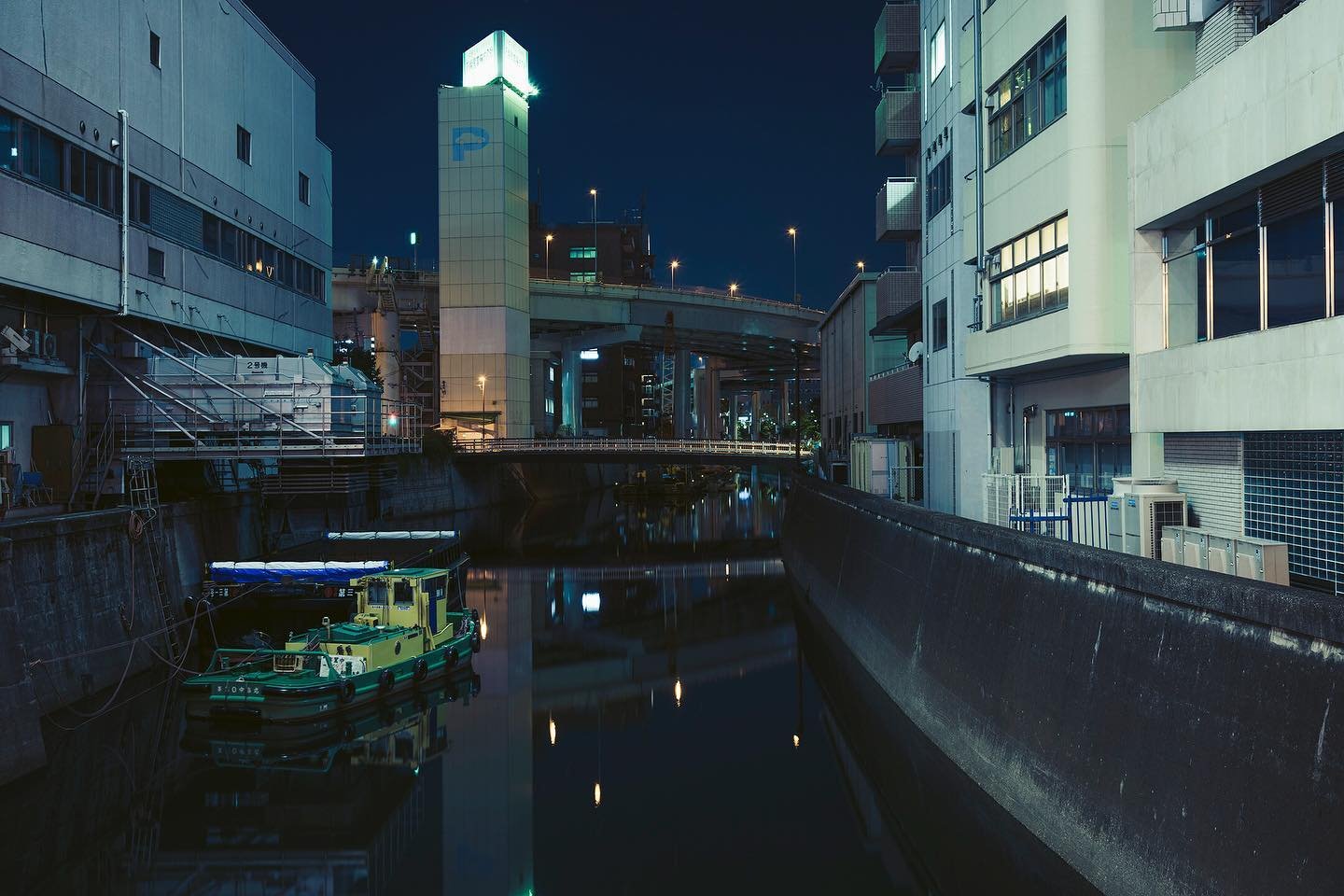 The Kanda flows 24.6 kilometres through some of the densest parts of central Tokyo. The river is frequently flagged on both sides by apartment&nbsp;and office&nbsp;buildings and canopied by the elevated expressway as a result of the city&rsquo;s rapi