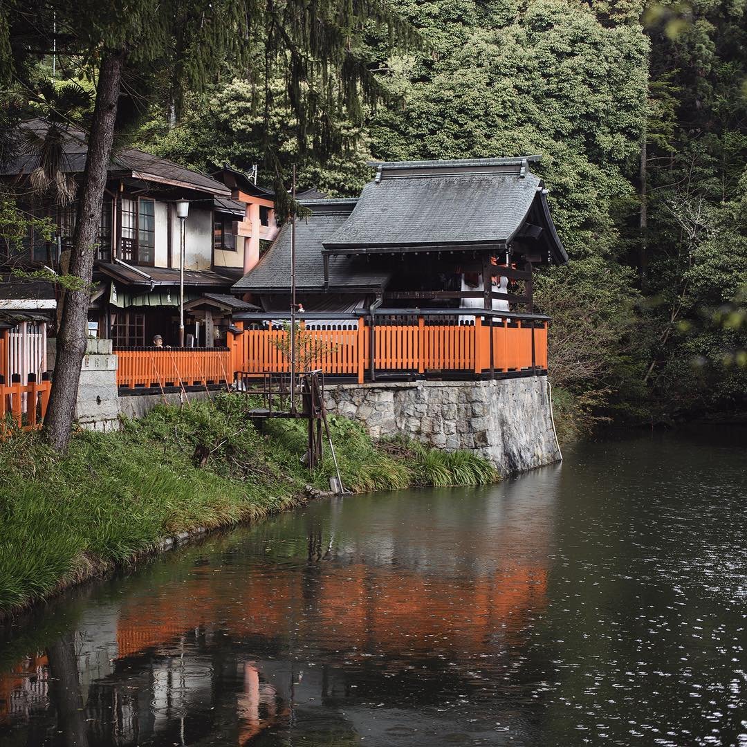 Stopping for a reflective pause at the tea house of the Fushimi Inari Taisha shrine in Kyoto ⛩

#travel #japan #kyoto #photography #shrine #orange #nikon #d810 #50mm #reflective #torii #fushimiinaritaisha