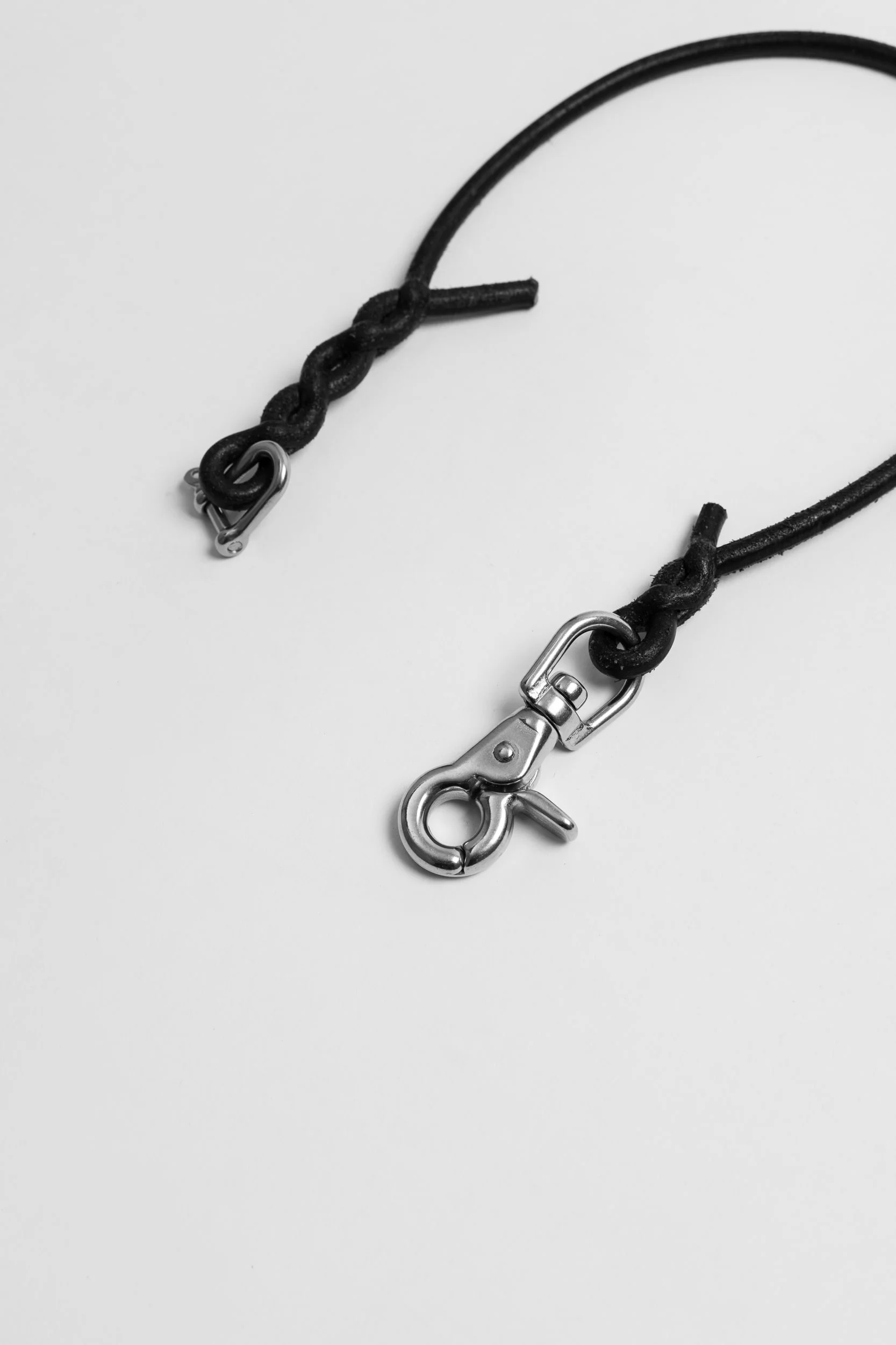 long lasting hardwear on leather wallet strap in ebony