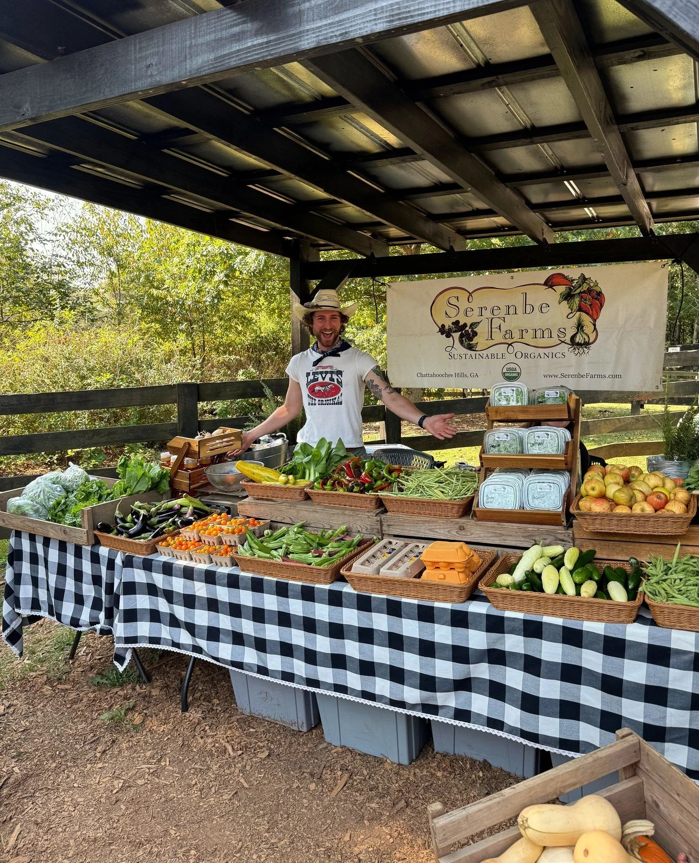 Saturday lineup at the Serenbe Farmers Market 🤩🧺💐🐕 9am-1pm on the Grange Green! Stroll through our market of organic produce, tasty treats, and one-of-a-kind handmade goods from talented local artists. Bring a friend, and support your favorite lo