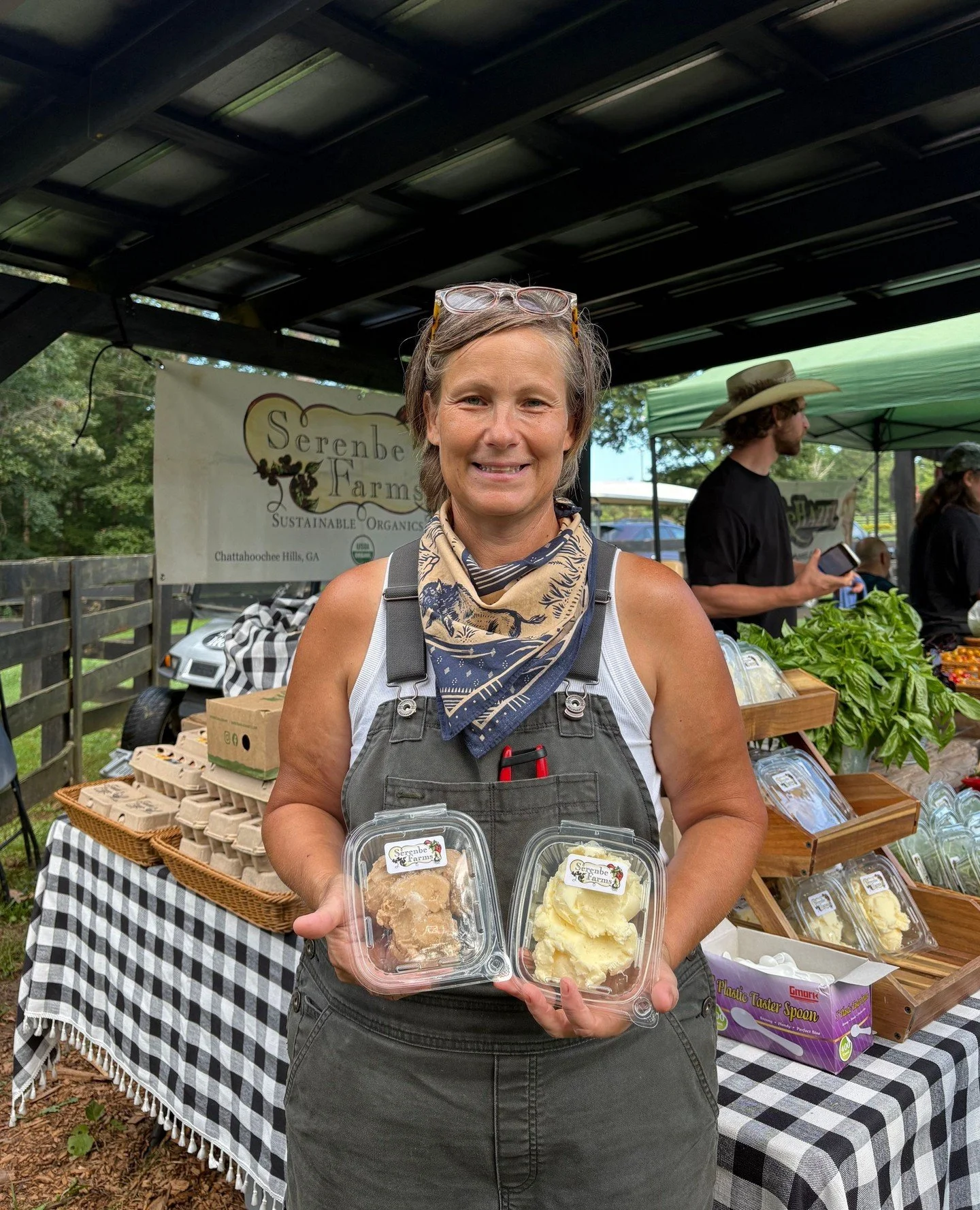 It's going to be a perfect fall Saturday morning for the Serenbe Farmers Market 🤩🍠🐕🍂 9am-1pm on the Grange Green! Stroll through our market of organic produce, tasty treats, and one-of-a-kind handmade goods from talented local artists. Bring a fr