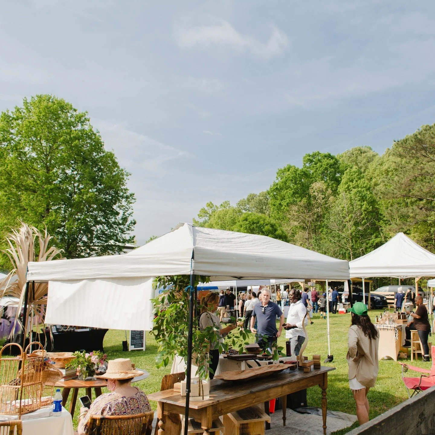 Saturday lineup at the Serenbe Farmers Market! 🤩🧺🥬 ⁠9am-1pm on the Grange Green. Perfect shopping for handmade gifts and stocking stuffers by local artisans. ⁠
⁠
🥬 Organic produce from Serenbe Farms⁠
🥖 Bianca Cavandi Brotbacker- artisan sourdoug