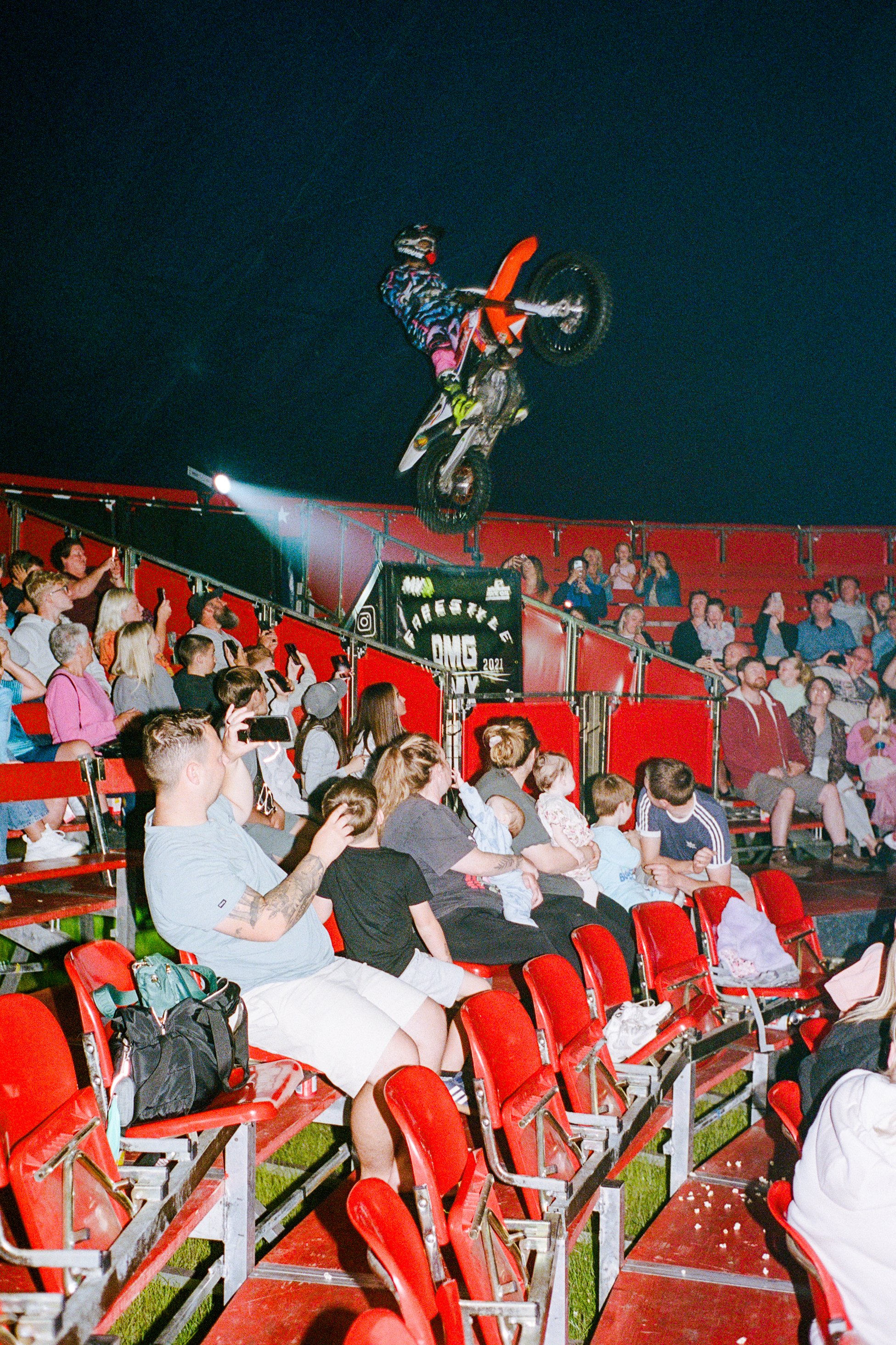 LeicaM6_12_UK_07_Scarborough_OMG-Circus_100867240021.JPG