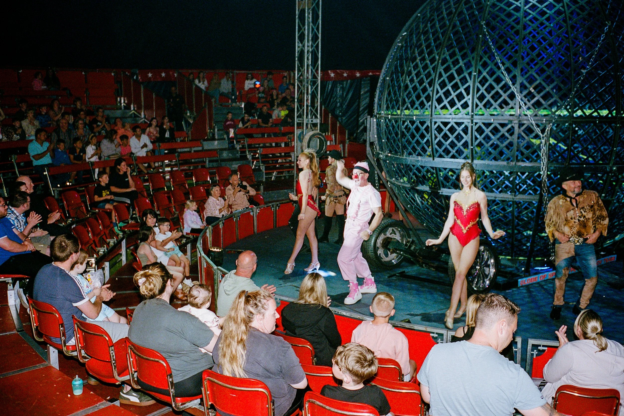 LeicaM6_12_UK_07_Scarborough_OMG-Circus_100867240029.JPG