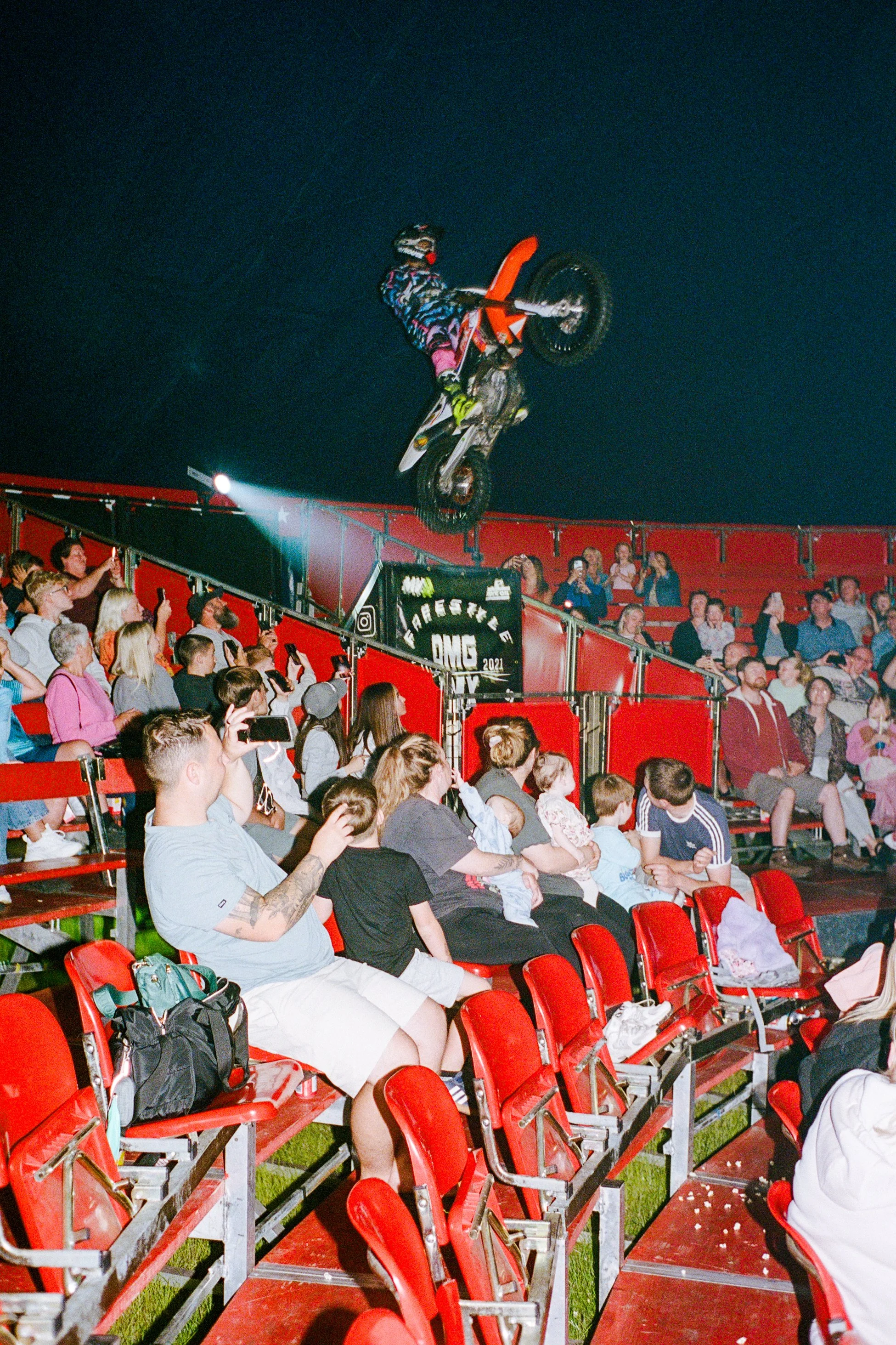 LeicaM6_12_UK_07_Scarborough_OMG-Circus_100867240021.JPG